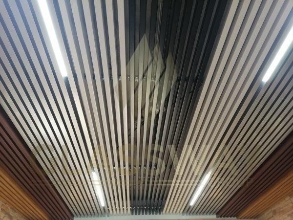 Потолок из кубообразной рейки 65х50мм шаг 50мм