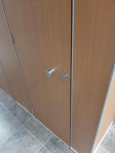 Сантехнические перегородки с дверьми из HPL compact пластика 12мм