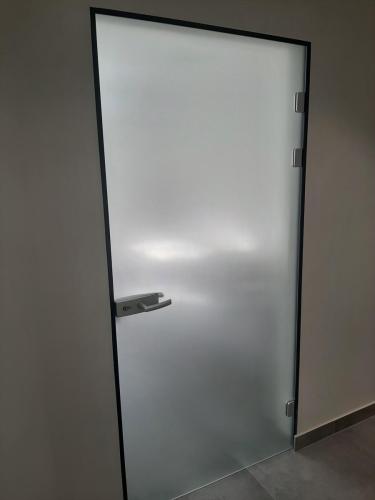 Одностворчатая раздвижная автоматическая дверь с приводом GILGEN